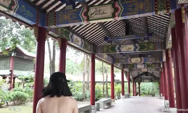 网红人气露出女神【cikaimoon】户外温泉全裸跟其他客人一起泡温泉(2)