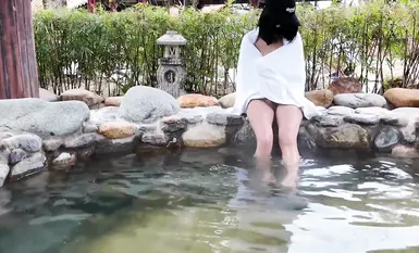 คนดังทางอินเทอร์เน็ตยอดนิยมและเทพธิดาผู้เปิดเผย [cikaimoon] แช่น้ำพุร้อนกลางแจ้งโดยเปลือยกายพร้อมกับแขกคนอื่นๆ (3)