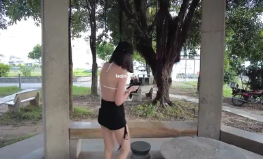 [cikaimoon], một người có tầm ảnh hưởng trên mạng, bị bắt gặp đang đi dạo ngoài trời trong trang phục hở hang thì bị một người đàn ông lớn tuổi chụp ảnh lia lịa, dẫn đến xô xát vì chiếc điện thoại của cô. Cô cũng được nhìn thấy đang đi mua sắm trong một chiếc váy voan mỏng màu đen.