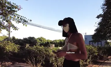 [cikaimoon], một người có tầm ảnh hưởng trên mạng, bị bắt gặp đang đi dạo ngoài trời trong trang phục hở hang thì bị một người đàn ông lớn tuổi chụp ảnh lia lịa, dẫn đến xô xát vì chiếc điện thoại của cô. Cô cũng được nhìn thấy đang đi mua sắm trong một chiếc váy voan mỏng màu đen.