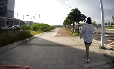 網紅人氣露出女神【cikaimoon】戶外露出散步，大爺強行拍照爭搶手機，黑色透明薄紗購物4