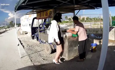 網紅人氣露出女神【cikaimoon】戶外露出散步，大爺強行拍照爭搶手機，黑色透明薄紗購物4