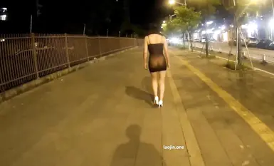 網紅人氣露出女神【cikaimoon】戶外露出散步，大爺強行拍照爭搶手機，黑色透明薄紗購物4