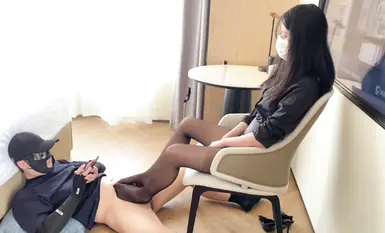 足拍攝影大神【東坡先生原創】素人大學生學妹，足交，有對白，黑絲，一開始有些拘謹 (4)