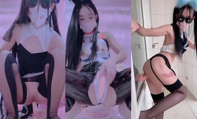 Isang magandang dalaga na may balingkinitang mga binti at masiglang personalidad ang kumukuha ng selfie, habang isang babaeng aso na may pigtails ang nagsasalsal sa pamamagitan ng pagpapakita ng kanyang dalawang butas. Ang kanyang walang balahibong pink n