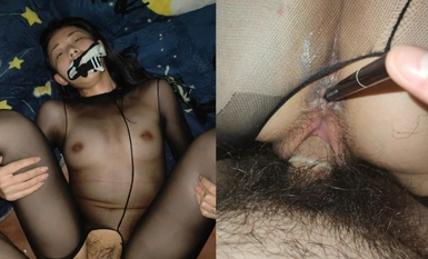 High-quality leaked information via cloud storage! A schoolgirl who loves cosplay is extremely submissive in private; she masturbates by eating a bottle containing semen from a condom. Absolutely explosive!