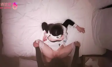 杏吧老登3-今天約了個放假兼職的大學學妹。帶了身女僕裝讓她穿上玩兒。學妹事先颳了毛，下面白白凈凈大力抽插起來還會噴水。最後幹懵了後直接拔套操