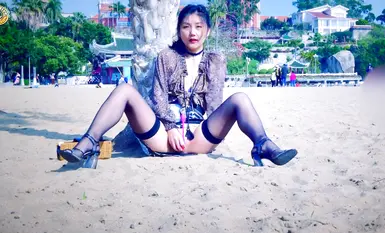 Nagsasalsal sa labas ang sikat na host ng Pixiv sa IKEA na si 'Fullfive' sa isang bangkong kahoy at mga props sa dalampasigan sa Zhonghua Road sa Gulangyu (3)