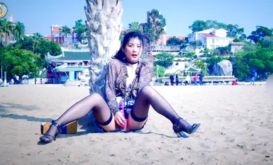 Nagsasalsal sa labas ang sikat na host ng Pixiv sa IKEA na si 'Fullfive' sa isang bangkong kahoy at mga props sa dalampasigan sa Zhonghua Road sa Gulangyu (3)