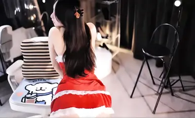 สตรีมเมอร์สาวระดับสูงของ Douyu [Xiaoxiaoyujiang] เสนอสิทธิประโยชน์กลุ่มแบบชำระเงินสำหรับปีใหม่ รวมถึงการเต้นยั่วยวน ถุงน่องสีดำ และขาเรียวยาว (3)