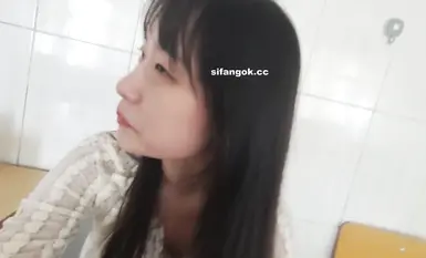 素人原档泄密极品颜值学生妹【钢牙妹】跟男友教师在教室口爆流出，女主的腿好长好细(3)