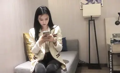 パートタイムの女子学生がソファでイチャイチャしたりおしゃべりしたりしている。彼女のピンク色でふっくらとした体はセックスを格別に楽しいものにし、水の音やうめき声は陶酔的で魅惑的だ。