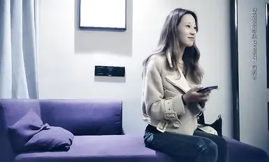 Momoを通じて連絡を取ったパートタイム主婦は、最初は全身を覆った服装で、完璧な体型、黒いストッキングを履いた長い脚、そして力強い喘ぎ声を発していた。