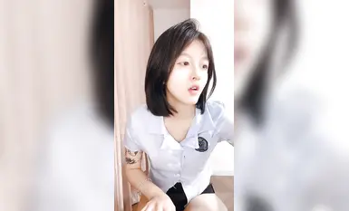 Seorang gadis yang sangat cantik berpakaian seragam dan skirt pendek melakukan aksi bogel yang menggoda, ditemani oleh sahabat baiknya yang berstoking putih. Siaran langsung itu memaparkan dia sedang menyusu badan, menggunakan alat peraga, dan terlibat da