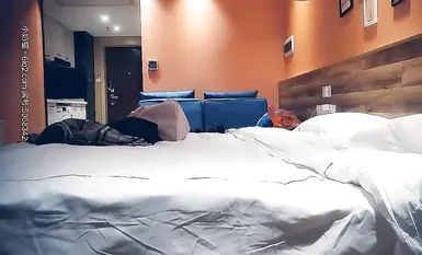 นักเรียนหญิงสาวคนหนึ่ง สวมชุดนักเรียนอนุบาลและชุดกะลาสีเรือ รูปร่างงดงาม น่าดึงดูดใจไม่ใช่หรือ?