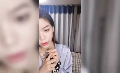 Gadis cantik bertatu, pandangan dekat seks oral dan ejakulasi di dalam.