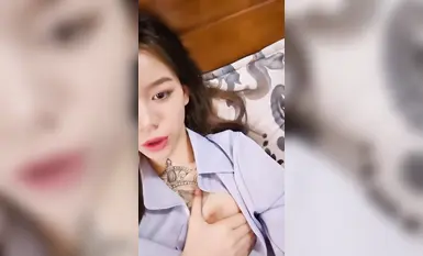 Gadis cantik bertatu, pandangan dekat seks oral dan ejakulasi di dalam.