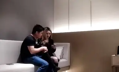 Nakilala ko ang isang balingkinitan, kayumanggi ang buhok, at sikat sa internet na babae. Nagkaroon kami ng madamdaming halikan, kinarga niya ako sa sofa, ako naman ang gumawa nito, at nagkaroon kami ng matinding pagtatalik sa kama.