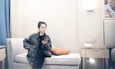 Cực kỳ mượt mà, đây là một cô gái trẻ gợi cảm và dâm đãng đang quan hệ tình dục, vòng mông đầy đặn của cô ấy trong chiếc vớ đen được nâng lên và âm hộ được chạm vào, sau đó chân cô ấy được nâng lên và cô ấy được quan hệ tình dục mạnh mẽ.