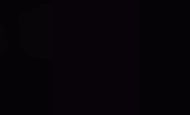 Seorang gadis muda meminta teman lelakinya untuk membuat panggilan video yang rancak pada waktu pagi.