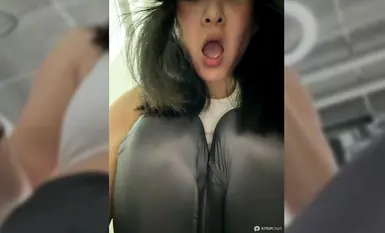 stripchat [Ayla-Fit] Fitness woman masturbates and squirts while wearing open-crotch tights and revealing pubic hair at the gym 01