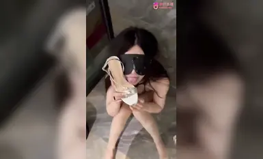 【女神ビッチ調教】俺はチンコに女神ストッキングを履かせて、彼女の淫らなマンコをファックする。ストッキングを彼女のマンコに詰め込み、ストッキング越しに彼女を殴る。他人の目には女神に見える彼女も、プライベートでは淫らなビッチだ。