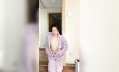 Karya terbaru selebriti internet berdada besar dan berbadan gempal [Momo Jiang] pada 16 Februari, sebagai hadiah kepada peminat, menampilkan melancap sendiri pertamanya, dengan wanita matang berdada besarnya menggunakan bahasa lucah untuk mengusik, dan di