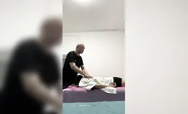 [Goda pengawal keselamatan dan tukang urut tua] Selesaikan tugas tuan: Goda pengawal keselamatan dan lelaki tua (3)