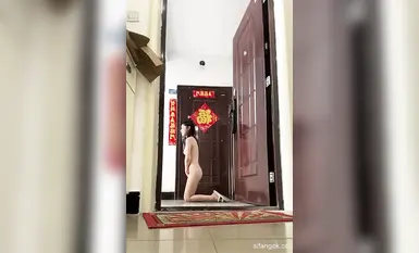 主人任務【小妹】男公廁全裸自慰_家門口全裸爬行自慰 (2)