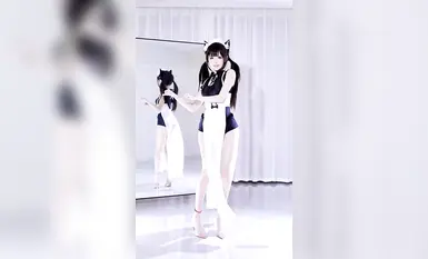 Blogger chuyên đăng tải các video khiêu vũ gợi cảm trên Bilibili, "Đôi chân ngọc cực đẹp và điệu nhảy quyến rũ [Yu Nai Yo]", giới thiệu một màn cosplay với thân hình đầy đặn, vòng một đồ sộ và điệu nhảy quyến rũ làm rung chuyển vòng một của cô. (Đây là một thông điệp "tặng kèm từ thiện" dành cho người xem.)