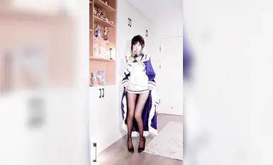 Blogger chuyên đăng tải các video khiêu vũ gợi cảm trên Bilibili, "Đôi chân ngọc cực đẹp và điệu nhảy quyến rũ [Yu Nai Yo]", giới thiệu một màn cosplay với thân hình đầy đặn, vòng một đồ sộ và điệu nhảy quyến rũ làm rung chuyển vòng một của cô. (Đây là một thông điệp "tặng kèm từ thiện" dành cho người xem.)