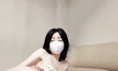 สตรีมเมอร์ "jennie洁妮" ที่มีรูปร่างที่น่าทึ่งและหน้าตาสวยงาม ผิวขาวเนียนและหุ่นเซ็กซี่ ได้พบกับเด็กหนุ่มบริสุทธิ์ที่ดูน่ารักในวันคริสต์มาส และเป็นฝ่ายเริ่มจีบเขาก่อน ทำให้เขามีเพศสัมพันธ์กับเธอโดยไม่ใช้ถุงยางอนามัย (1)