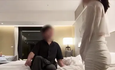 极品身材长相很哇塞的主播「jennie洁妮」白皙身材骚逼，圣诞节偶遇一位长得似乎很可爱的处男小哥哥主动撩他，让他无套干了我(6)