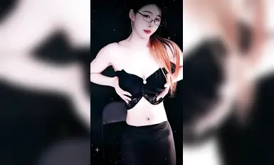 虎牙顶尤颜值天花板极品女神【温情兔】土豪万元定制，珍珠入穴游走掰穴，销魂裸舞(4)