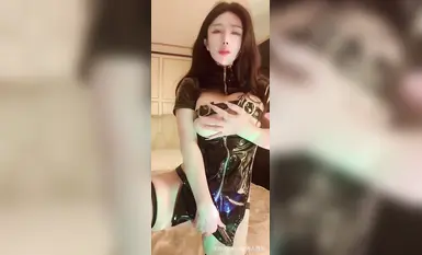 秀人網網紅巨乳女神[潘嬌嬌]核彈巨乳，溫婉戀人似都市叢林中的一朵白玫瑰 三點全漏私拍古風深紅肚兜 (1)