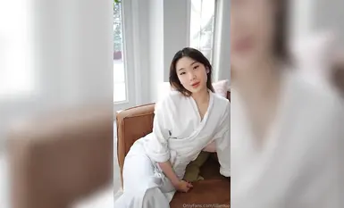 OnlyFans 亞裔媚外博主【LillieNue】無毛白虎逼特寫展示很是水嫩嫩誘人，互動撩騷自慰呻吟 (2)