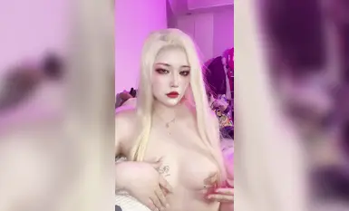Influencer Weibo Xiao Jiu Jiu, yang dikenali dengan susuk tubuhnya yang sedikit gempal namun menarik, mendedahkan wajahnya dalam bentuk badan BBW buatan khas berskala besar dengan kulit cerah (2).