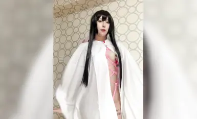 Isang sikat na artista sa internet na may mukha na parang "welfare" [Yi Li Fu Ren Li Li Zi] ang nag-aalok ng mga mamahaling pribadong photoshoot, kabilang ang mga self-pleasure na may mga props sa parehong frame, at mga custom na kasuotan ni JK 