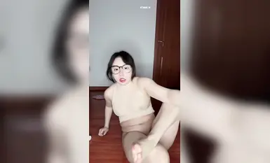 Penstrim langsung Kuaishou yang sangat provokatif 【Penjaga Kampung Degil】2026 seks melancap tarian bogel kebajikan berskala besar terkini (10)