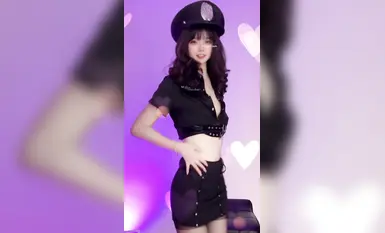 极品嫩妹舞啪福利姬【贝璃珞】最新露脸作品，COSER抖音风动感裸舞(3)