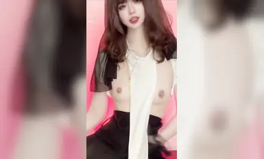极品嫩妹舞啪福利姬【贝璃珞】最新露脸作品，COSER抖音风动感裸舞(3)