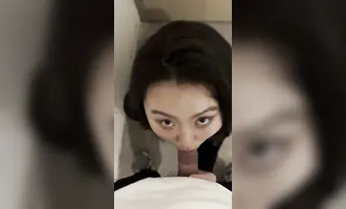 Máy ảnh ban đầu của Apple đã rò rỉ thông tin về một cô gái trẻ thích ăn thịt gà, có làn da mỏng manh, không có lông, lỗ nhỏ mềm mại và thân hình tuyệt đẹp. Cô ấy là một kẻ đào mỏ trong bộ đồng phục, quyến rũ và lôi cuốn, và tham gia vào quan hệ tình dục bằng miệng, thổi kèn, cưỡi ngựa (2).