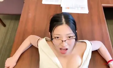 Bộ sưu tập đầy đủ các bức ảnh tự sướng khoe mặt của biểu tượng gợi cảm người Mỹ gốc Á [Wu Lina] khi quan hệ tình dục với bạn trai có dương vật dài đã bị rò rỉ, cho thấy bản chất phục tùng táo bạo và không kiềm chế của cô. (6)