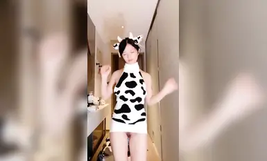 Luo Yike, một nữ sinh nổi tiếng trên mạng trong nước, đã về nhà khỏa thân để làm bài tập về nhà. Ngực cô gái to và săn chắc. Cô không có hứng thú học hành hay nhảy múa mà lại tự thỏa mãn. Thật là một cảnh tượng đẹp (2)