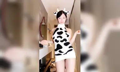 Luo Yike, một nữ sinh nổi tiếng trên mạng trong nước, đã về nhà khỏa thân để làm bài tập về nhà. Ngực cô gái to và săn chắc. Cô không có hứng thú học hành hay nhảy múa mà lại tự thỏa mãn. Thật là một cảnh tượng đẹp (2)