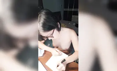 Luo Yike, một nữ sinh nổi tiếng trên mạng trong nước, đã về nhà khỏa thân để làm bài tập về nhà. Ngực của cô gái to và săn chắc. Cô ấy không có hứng thú học hành hay nhảy múa và đã tự thỏa mãn. Thật là một cảnh tượng đẹp (6)