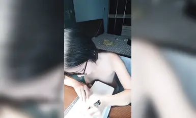 Luo Yike, một nữ sinh nổi tiếng trên mạng trong nước, đã về nhà khỏa thân để làm bài tập về nhà. Ngực của cô gái to và săn chắc. Cô ấy không có hứng thú học hành hay nhảy múa và đã tự thỏa mãn. Thật là một cảnh tượng đẹp (6)