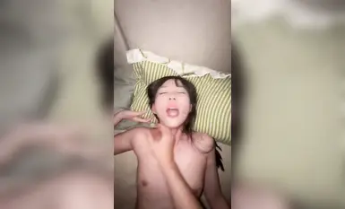 Một video ghi lại cảnh một nữ sinh xinh đẹp của Đại học Khoa học và Công nghệ Thượng Hải quan hệ tình dục với bạn trai giàu có của cô đã bị rò rỉ trên mạng. Video cho thấy khuôn mặt của cô, cảnh cô thực hiện hành vi quan hệ tình dục bằng miệng, nhiều hành động vuốt ve vùng kín và cảnh một dương vật lớn được đưa vào bên trong trong khi cô rên rỉ liên tục.