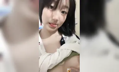 Wang Ruowei, một nữ sinh đến từ Trương Gia Khẩu, tỉnh Hà Bắc, được cho là đã bị những lời ngọt ngào của bạn trai quyến rũ, và các video riêng tư của cô đã bị rò rỉ.