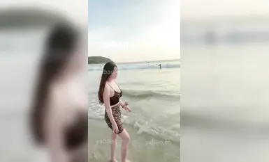 Ang busty TikTok influencer [Li Ya] ay nakitang naglalakad sa dalampasigan pagsapit ng takipsilim at nanghihingi ng mga kostumer; ang kanyang mapang-akit na pag-uugali sa dagat ay lubos na nakakagulat at nakakagambala.